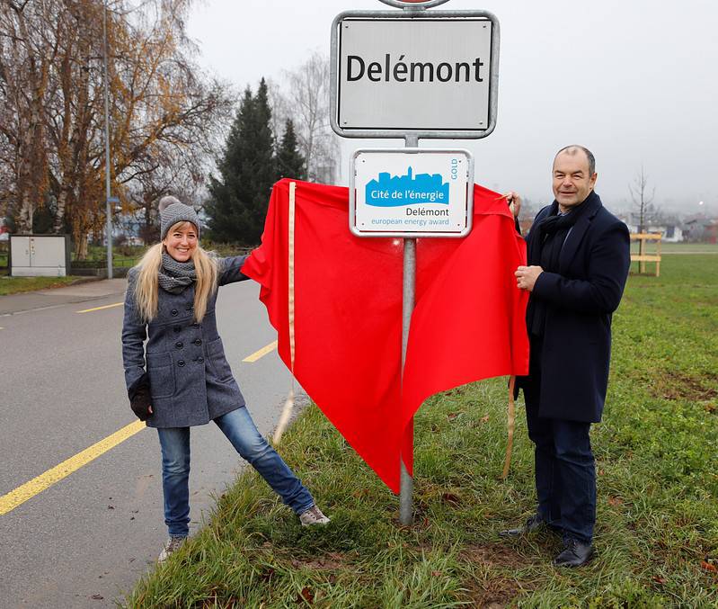 Murielle Macchi-Berdat et Ernest Borruat devant le panneau cité de l'énergie